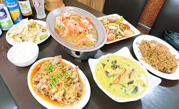 蘆洲美食│夏天小館泰式料理 ครัวพี่ฟู่：免出國也能吃到正宗泰味！價格便宜，內用白飯吃到飽，解暑必點涼拌海鮮、招牌綠咖哩，蘆洲在地人推薦平價居家泰式小館！