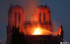 巴黎聖母院大火  哥德尖塔、「森林」被燒毀