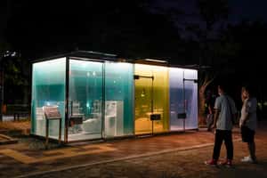日本「透明公廁」狂想曲：澀谷街頭全透明廁所 用尖端科技挑戰民眾觀感