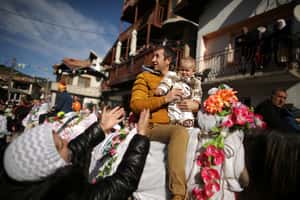 【地球 24小時】02/23  抱著小孩行割禮