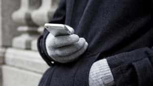 天氣太冷 iPhone 自動關機，蘋果：等暖和了再用