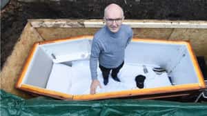 把自己活埋的愛爾蘭男子  用行動傳達重要議題