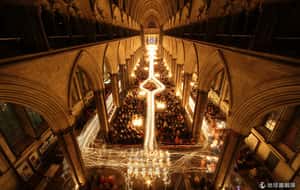 邁向光明 千盞燭光點亮英國古教堂