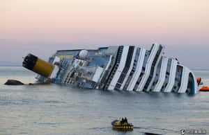 黑色星期五船難  義國打撈擱淺遊輪