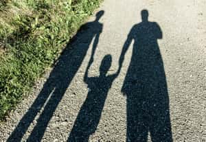 領養聽證會不孤單  5歲男童邀請全班同學見證