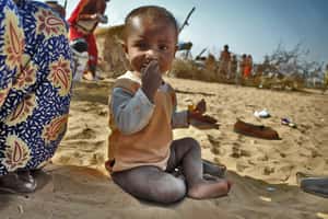 小孩生病就在胸口燙一下  印度巫醫和家長都被抓