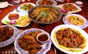 【新營美食】從流水席到小餐廳，30年真功夫的總鋪師手路菜!必點山寨雞、紅燒黑豆豬腳、魷魚螺肉蒜「新營山寨家庭餐廳」｜新營聚餐推薦 - 台南好Food遊