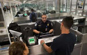 美國夢只留給頂尖人才！H-1B工作簽證飆漲10萬美元　科技人才轉攻「愛因斯坦簽證」