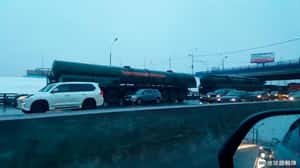 【大放空的地球 24小時】02/26 塞在路上的飛彈發射器