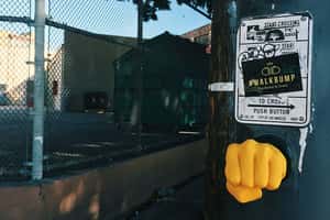 美藝術家讓你過馬路不無聊   碰個拳再走