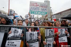 數萬人走上莫斯科街頭抗議 俄政府同天舉辦美食音樂節、警車追逐賽