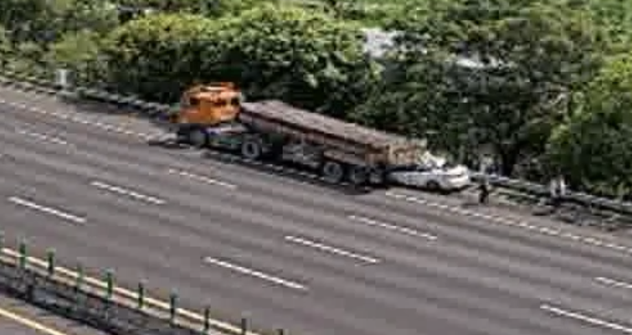 快訊／國3重大車禍！小客車「插進砂石車後斗」變形　傷亡不明