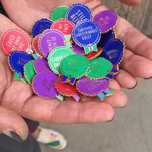 「感謝仍然活著」  美設計師的暖心小徽章