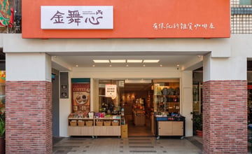 艋舺美食新地圖！5家艋舺特色店家華麗變身：素食麵點、螺螄粉、擲筊咖啡充滿文化趣味
