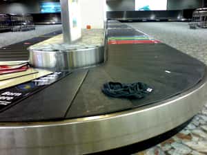 舊行李箱一丟就回國  日本機場好頭大