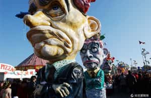 書上沒說的嘉年華     義大利小鎮用花車遊行諷刺時事