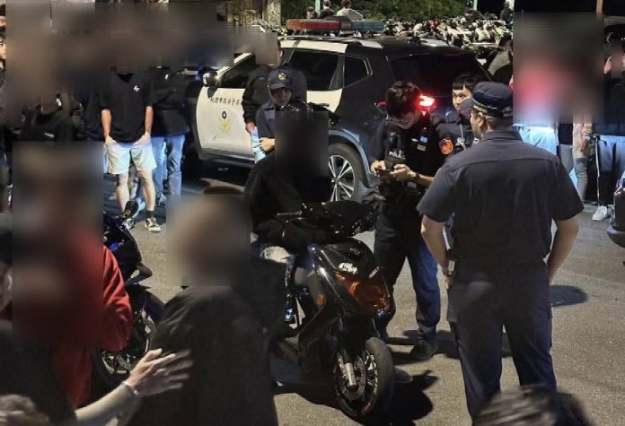【有片】無照男深夜闖大古山 噪音車遭警當場扣管開罰
