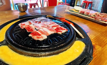 桃園韓式燒肉【韓大叔正宗韓式烤肉專門店】全程專人代烤、多款小菜免費無限續，滿滿韓系工業風，秒飛韓國首爾感│桃園聚餐、桃園美食推薦