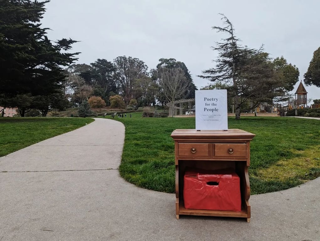 「讓詩進入生活」管理員在公園放置櫃子，意外釣出滿街詩人