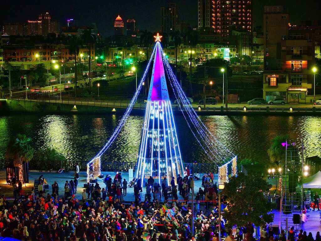 台南運河河樂燈區聖誕點燈與市民共享佳節喜悅