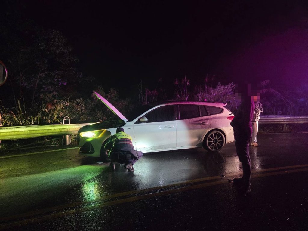 民眾車輛爆胎動彈不得，宜蘭三星警熱心協助