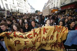 警察校車抓人 法高中生大規模抗議