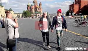 讓影片告訴你   在俄國男人手牽手會怎麼樣