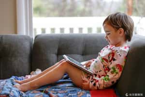 調查：孩子每天看螢幕超過6小時