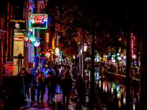 荷蘭阿姆斯特丹要告訴英國年輕男性：「Stay Away！」