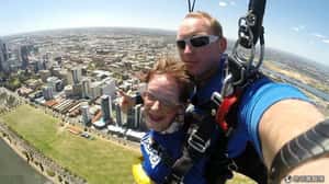 她91歲   為流浪動物從14000英尺跳傘