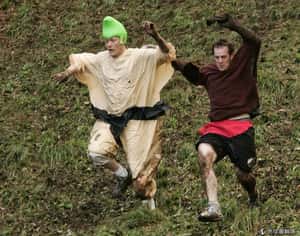 跌斷鼻子也要追  英國滾起司大賽