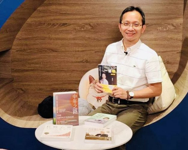「名人帶路─踅冊店、買好書」    吳家德與大E人書店老闆相遇「敏感貓療心理」
