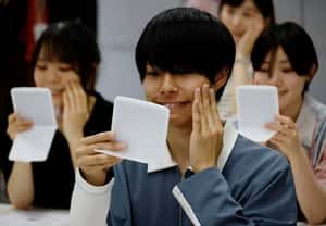 「摘下口罩後，還記得怎麼微笑嗎？」日本微笑教練，教你怎麼重拾信心