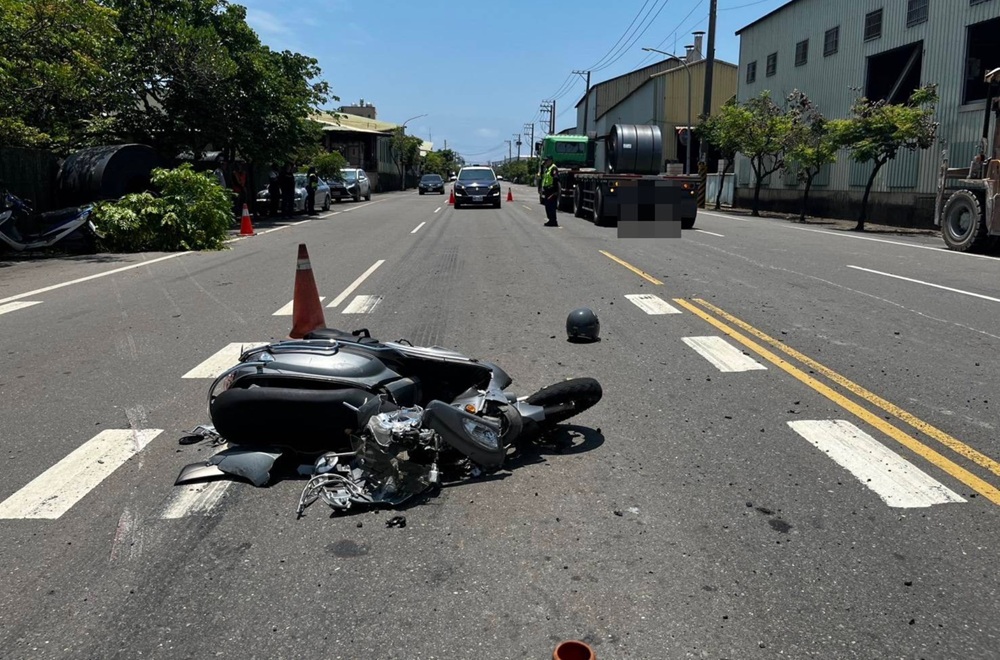 聯結車附載鐵捲　掉落砸傷女機車騎士右腳變形