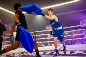 媽，我靠枕頭大戰出名啦！首屆枕頭大戰錦標賽美國登場