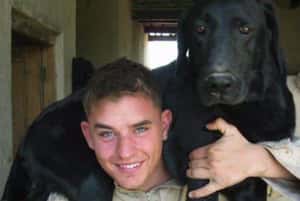 不捨毛孩戰友 退役軍人陪走最後一程