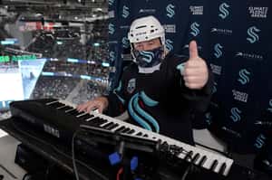 風琴 x 冰上曲棍球？美國68歲爺爺出任「體育場風琴師」