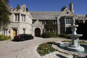 花花公子豪宅喊價2億 兔女郎：裡面霉味又尿味