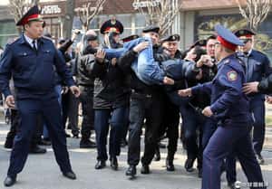 【哈囉你好嗎的地球 24小時】03/22 示威者被扛走了