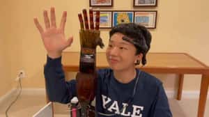 疫情期間當阿宅 17歲的他造出可用意念控制的機械手臂