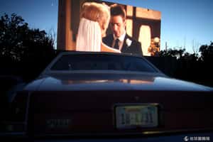 免下車享受大銀幕    汽車電影院80歲