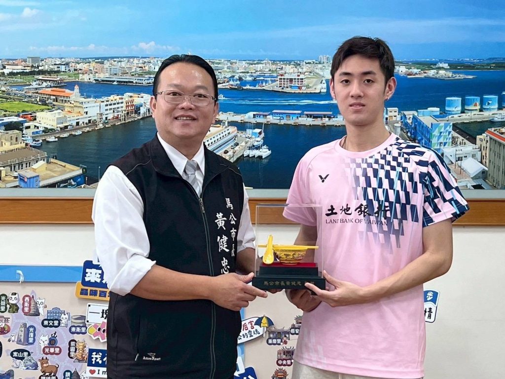 馬公市長黃健忠接見羽球國手王柏崴 致贈「金飯碗」勉勵再攀高峰
