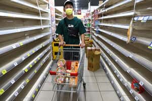 疫情爆發，為何人人瘋搶衛生紙？心理學家：為了 3 個心理需求