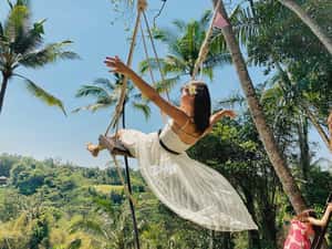 粉絲必修課 美國網紅的「偽．峇里島之旅」