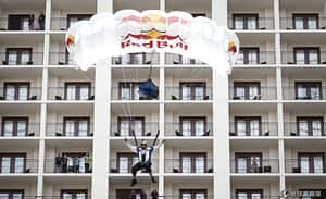 生死數秒間！美跳傘好手挑戰超低空室內跳傘