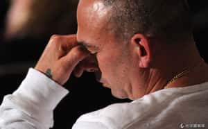 康州小學槍擊案 布偶花束滿地哀悼無辜小生命