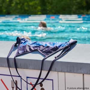 不再是男性專屬　德國柏林開放女性裸上身游泳