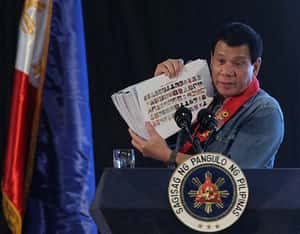 【地球圖書館】「暴力讓臉書變得富有」在新聞民主之前，社群只是獨裁者的武器