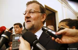 西班牙少年給首相一拳：「因為他有兩份薪水」