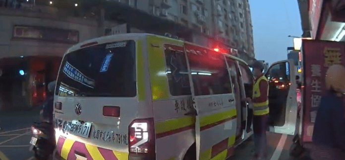 火爆！涼麵店老闆、外送員爆衝突 竟拿斧頭、鐵棍互毆
